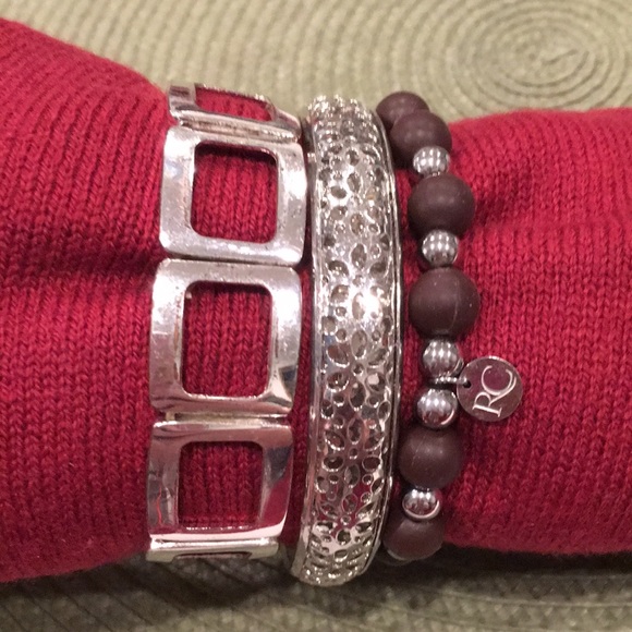 Floral Cutout Bangle Bracelet - Picture 3 of 6